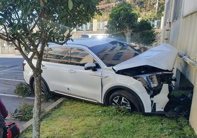 제주 아파트 주차장서 SUV 돌진 사고…"브레이크 밟았는데 급발진"