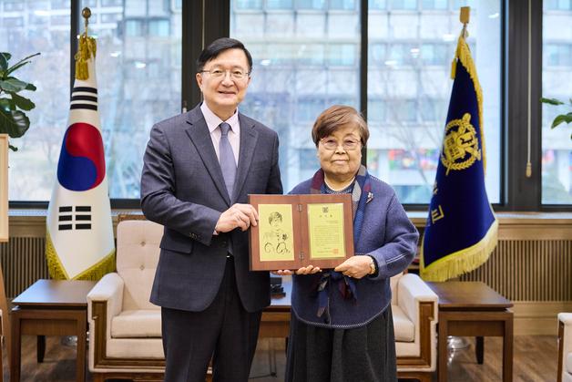 이혜성 한국상담대학원대 명예총장, 모교 서울대에 1억 기부