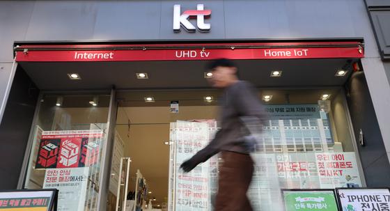 위약금 면제 KT, 이탈 고객 10명 중 7명은 SKT로…이유는?