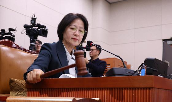 법안 상정하는 추미애 위원장