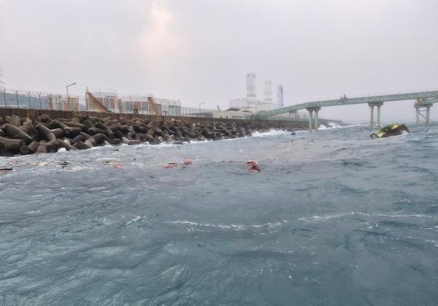 제주 앞바다서 어선 침몰 사고…표류하던 승선원 전원 구조(종합)