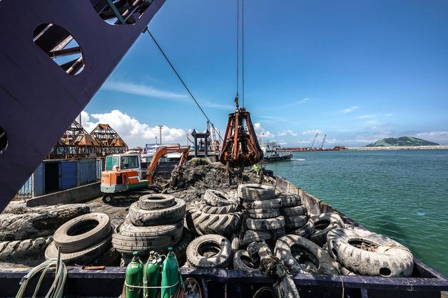 KOEM, 지난해 해양침적폐기물 7300톤 수거…목표 대비 122% 달성