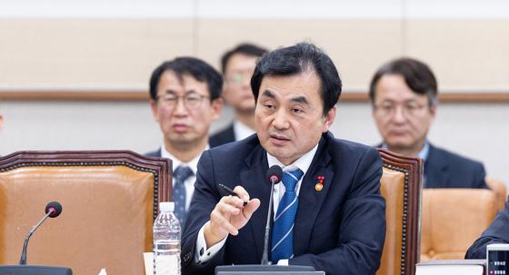 '전방부대인데 총 대신 삼단봉 들라고?'…안규백 "오해"