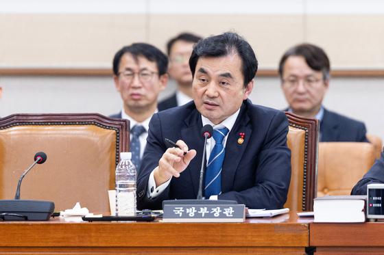 '전방부대인데 총 대신 삼단봉 들라고?'…안규백 "오해"