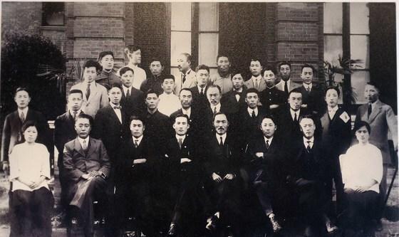 1919년 대한민국 임시정부 앞에서