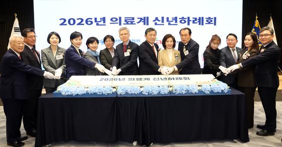 복지장관 4년만 의료계 신년하례회서 "개혁 절박"…신뢰 회복될까