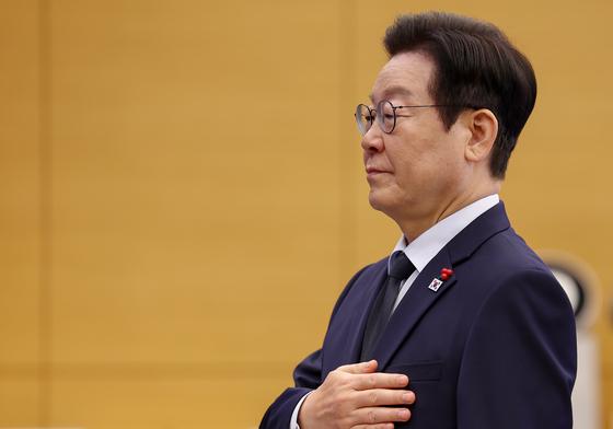 '공천헌금 위기' 與 한달새 5%p 뚝…李대통령 60%대 회복