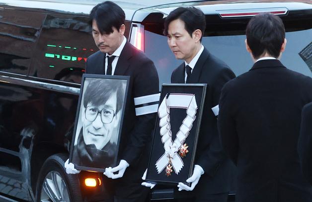 [뉴스1 PICK]'충무로의 별' 안성기, 마지막 길...정우성·이정재가 영정·훈장 들었다