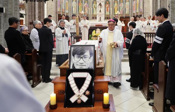 [뉴스1 PICK]故안성기 장례미사, 정순택 대주교 "모든 이에게 사랑받는국민 배우이자 참다운 스타"