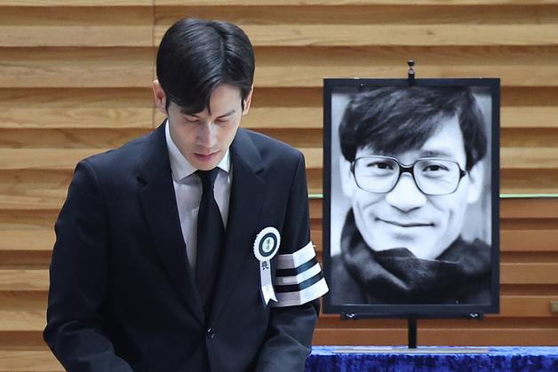 故안성기, 영결식서 또 밝혀진 '열정과 미담'…아들에 쓴 감동 편지까지 [N이슈]