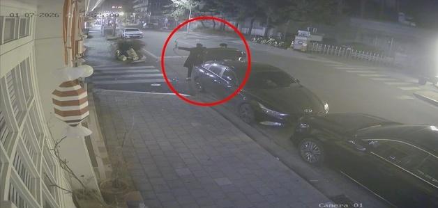 사람·강아지·소녀상…'도심 화살 테러' 누굴 겨냥했나