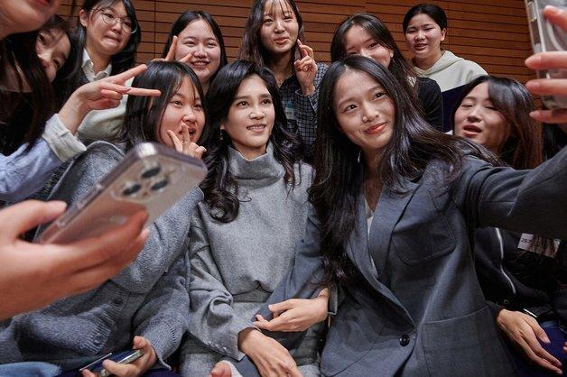 이부진, 17만원대 국내 브랜드 원피스 입고 학생 응원