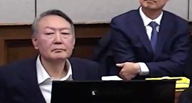 결심 공판 출석한 尹, 모니터에 집중…"재판 지연 안해"