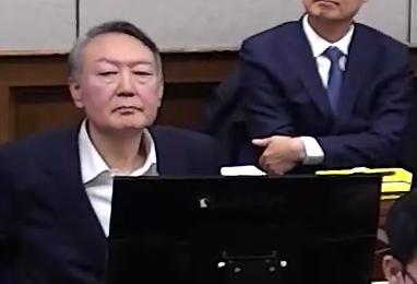 결심 공판 출석한 尹, 모니터에 집중…"재판 지연 안해"