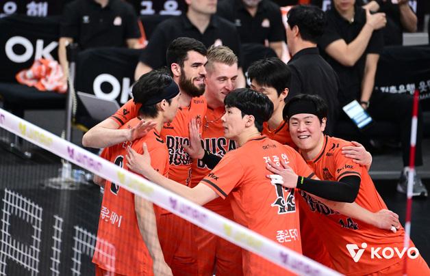 OK저축은행, 현대캐피탈 꺾고 연패 탈출…레오 서브 성공 500개 달성