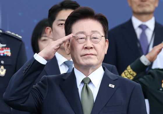 [뉴스1 PICK] 李대통령 "DMZ 부상 장병에 마음 아파…北 단절된 대화 복원에 함께하길"