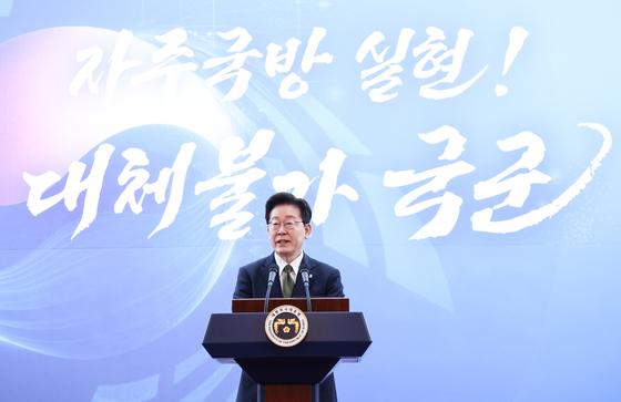 '극초음속 활공비행체' 최초 시험발사 성공…'참관' 李대통령 "더욱 고도화"