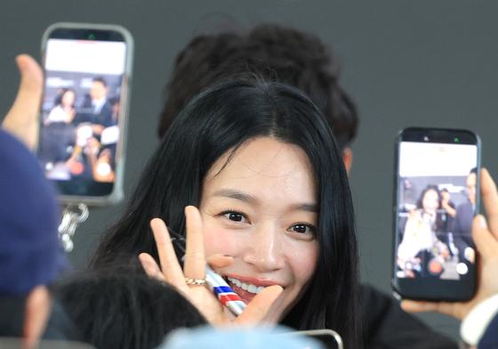 [뉴스1 ★] 신민아, ‘황후의 미니스커트’…절제된 우아美