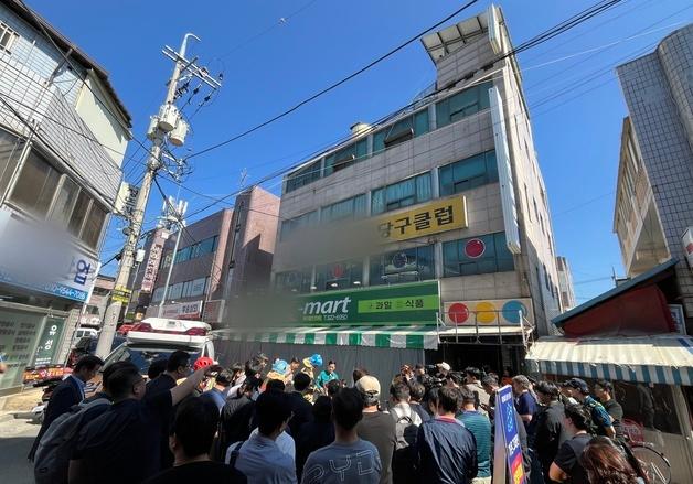 쥐 소리 나더니 2층 천장 '와르르'…노인 등 66명 모인 판촉행사장 덮쳤다 