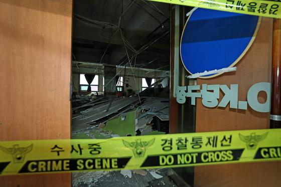 "쾅 소리 나더니 마감재 와르르"…대구 건물 천장 붕괴 현장 아수라장