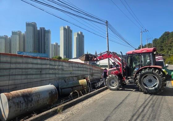 2300리터 든 등유 탱크에 70대 2명 깔려…1명 사망, 1명 중상(종합)