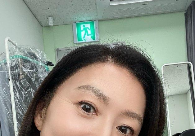'59세' 김희애, 나이 믿기지 않는 동안 미모…근접 셀카도 거뜬 [N샷] 