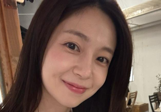 백진희, 1월 결혼 앞두고 물오른 미모…가을 분위기에 심취 [N샷]