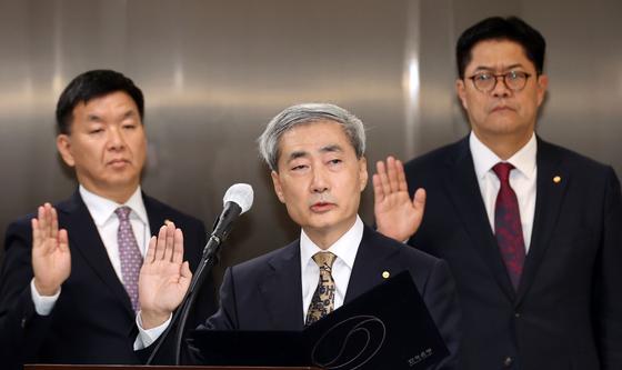 선서하는 신현송 한국은행 총재