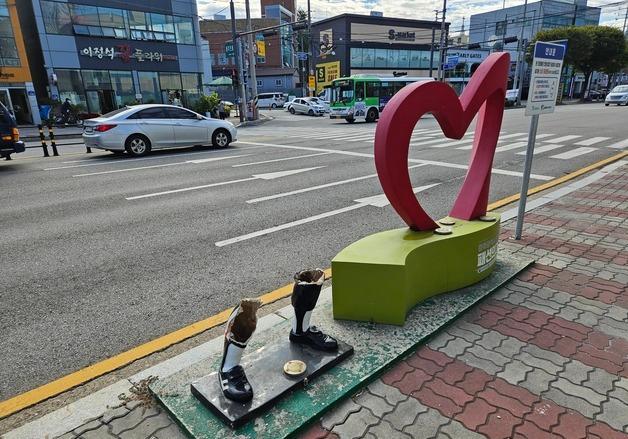두 발만 남았다…'타이거즈 전설' 김성한 조형물 부순 20대 취객 입건