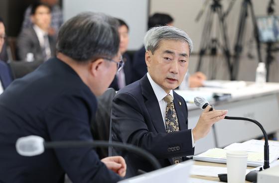 신현송 "외환보유액 순위 삭제 사전 설명"…실제론 공지 없었다