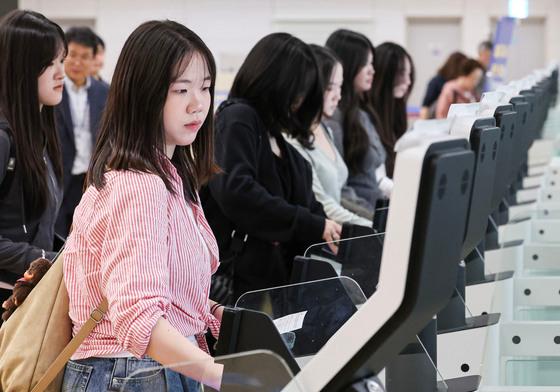 [뉴스1 PICK] 해외 수학여행 고교생들, '11초' 만에 자동출입국심사 