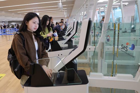 "출국심사 11초"…수학여행 학생들 자동출입국심사 사전등록 '호응'