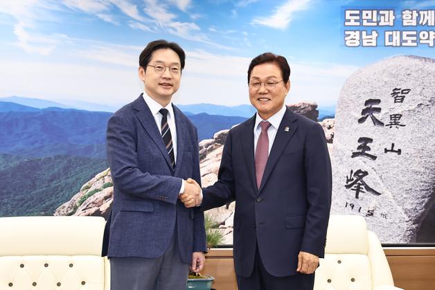 박완수, 경남지사 선거 상대였던 김경수 정무특보 만나 지역 현안 논의