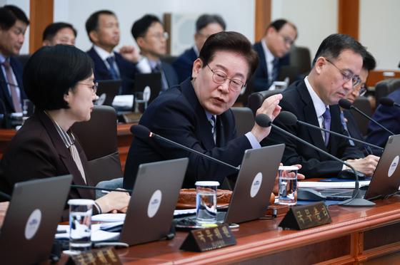 李대통령 "부산 '북극항로 허브' 육성…가덕신공항 속도감 있게"