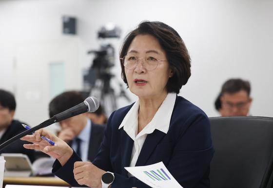 진종오 "추미애, '사퇴 청원' 무성의 답변"…추 "지침 따라 처리"