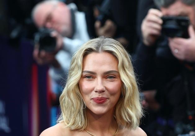 빨간 오프숄더 드레스의 그녀…스칼릿 조핸슨, 여전한 금발 미모 [N해외연예]