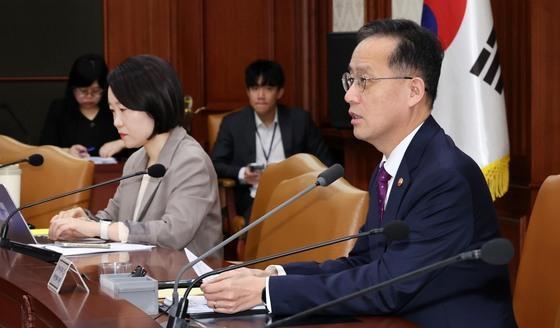 이형일 부총리, 경제장관회의 주재