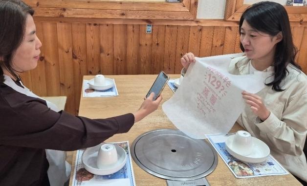 구미시, 일회용 앞치마에 복지위기 신고 QR코드 새겨 식당 배포