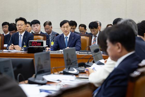 국감 달군 연금 리밸런싱…한동훈·김민석 자녀 의혹 공방도