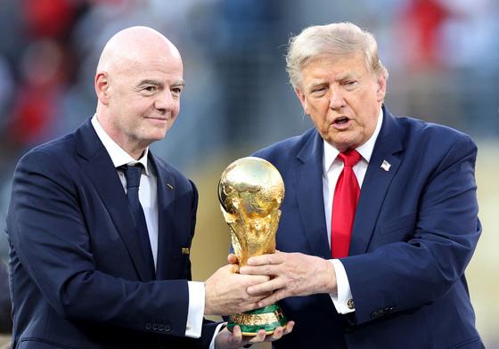 '트럼프 전화 한 통'에 징계 유예 논란…FIFA, 규정 손 본다 