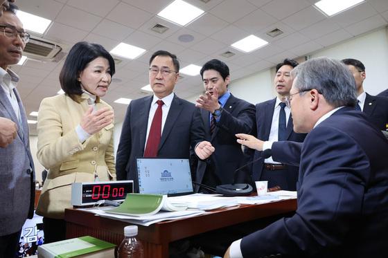 "실실 웃느냐" 고성까지…이진숙 제척 갈등에 KBS 국감 파행(종합)