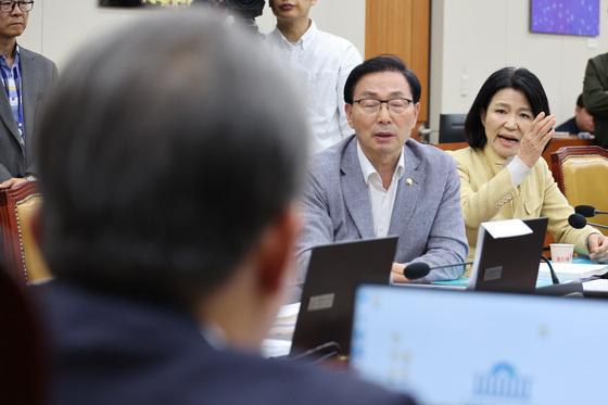 "패륜 삼남매" "양심 있다면 나가라"…여·야 '이진숙 제척' 재충돌 