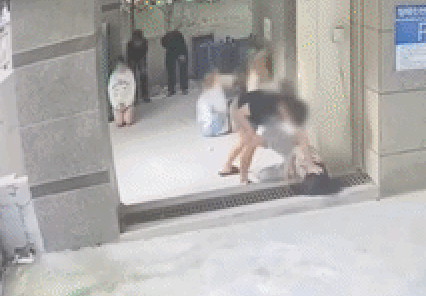 남성 4명이 여성 머리채 잡고 발길질…"왜 영상 확보도 안 하냐" 분노[영상]