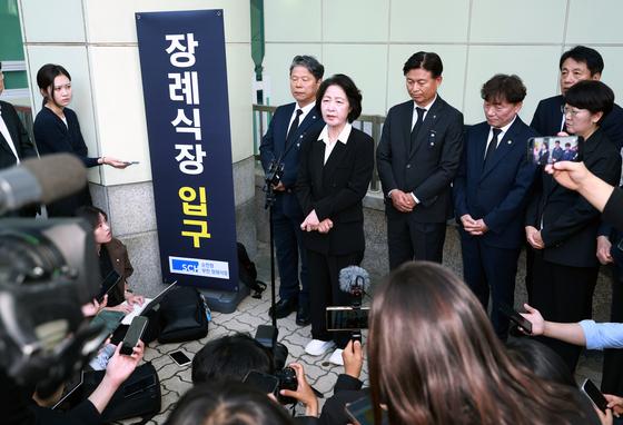 추미애, 순직 소방관 조문 후 '재정빨대' 발언 사과…"표현 실수"(종합)