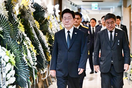 이재명 대통령, 부천 공장 화재 순직 소방대원 빈소 조문