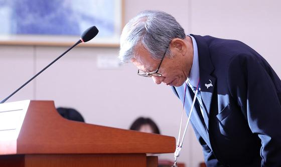두 번 고개 숙인 유홍준 "제 불찰로 박물관 신뢰 무너져"