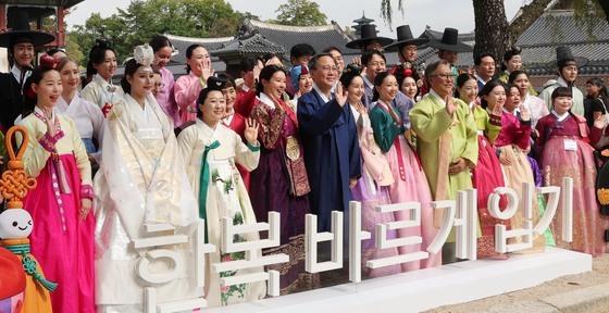 형형색색 한복입고 기념촬영