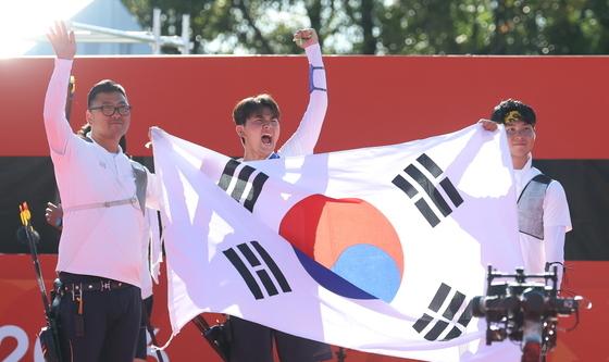 한국 양궁, 리커브 남자 단체전 '금메달'…대회 2연속 우승