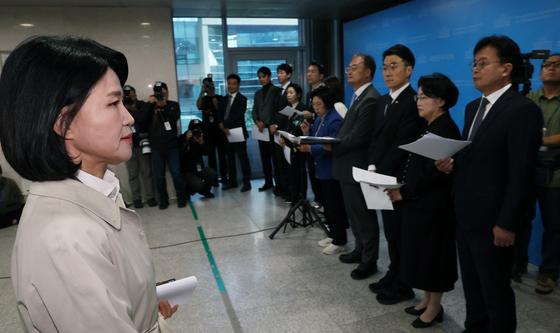 과방위 범여권 의원 옆 지나가는 이진숙 의원
