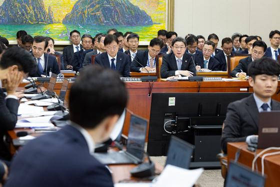 "새마을금고 해킹, 뒤늦게 신고"…'이중 감독체계' 도마 위